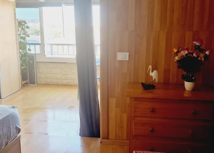 Small Rooftop, Ocean View ארונה